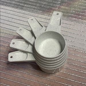 Tupperware measuring cup set